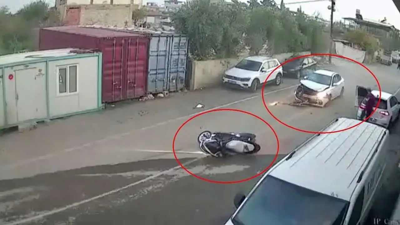 Hatay’da Motosiklet Sürücüsünün Taklalar Attığı Kaza Böyle Görüntülendi! 1